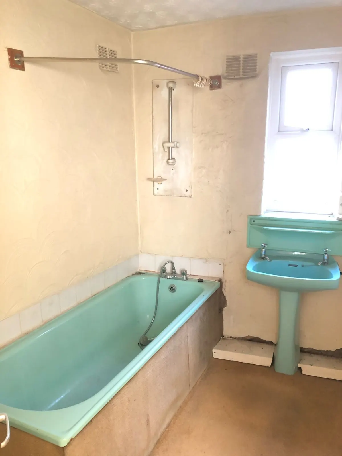 Original bathroom at 99 Manchester Road before refurbishment